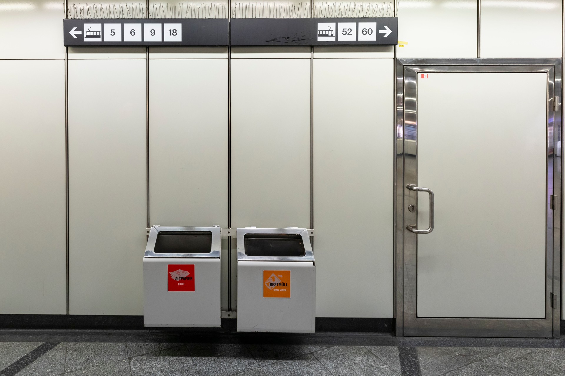 Papierkörbe in der Wiener U-Bahn-Station.