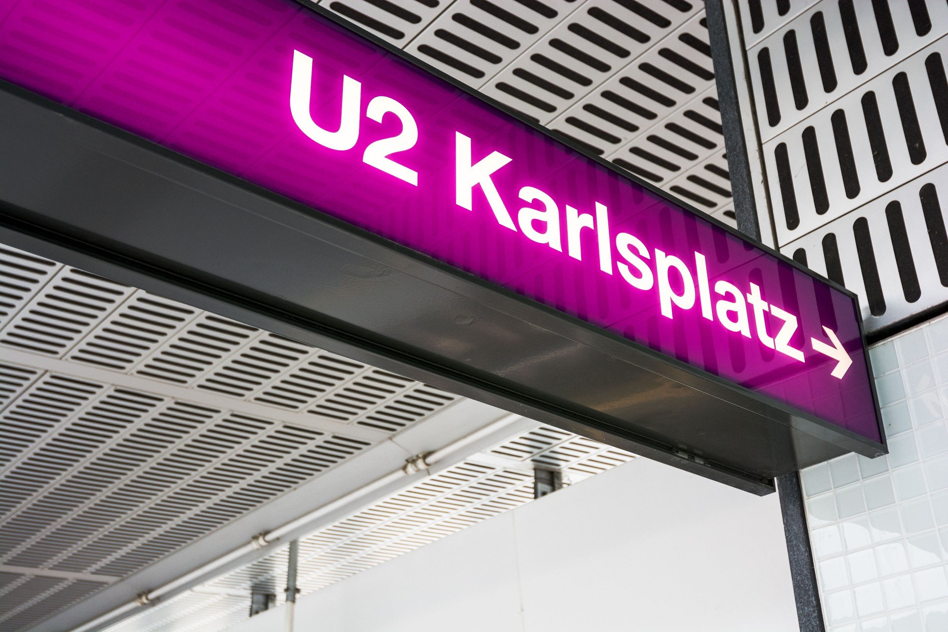 Metro Zeichen für Karlsplatz in Wien, Österreich